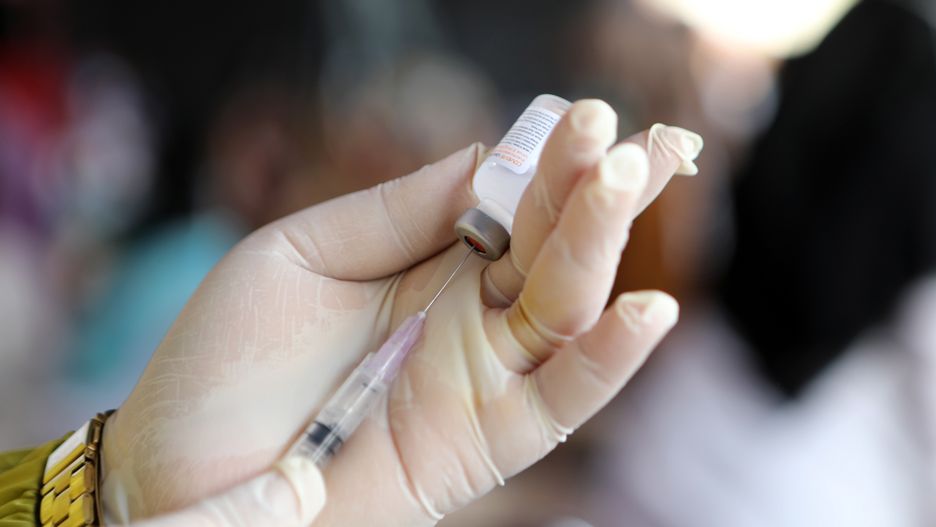 epa09428364 A health care worker prepares a dose of Sinovac COVID-19 vaccine during a COVID-19 vaccination drive for local people in Banda Aceh, Aceh, Indonesia, 25 August 2021. Indonesia has recorded over 3,990,000 coronavirus (COVID-19 disease) cases with more than 127,000 deaths since the beginning of the pandemic.  EPA/HOTLI SIMANJUNTAK Dostawca: PAP/EPA.