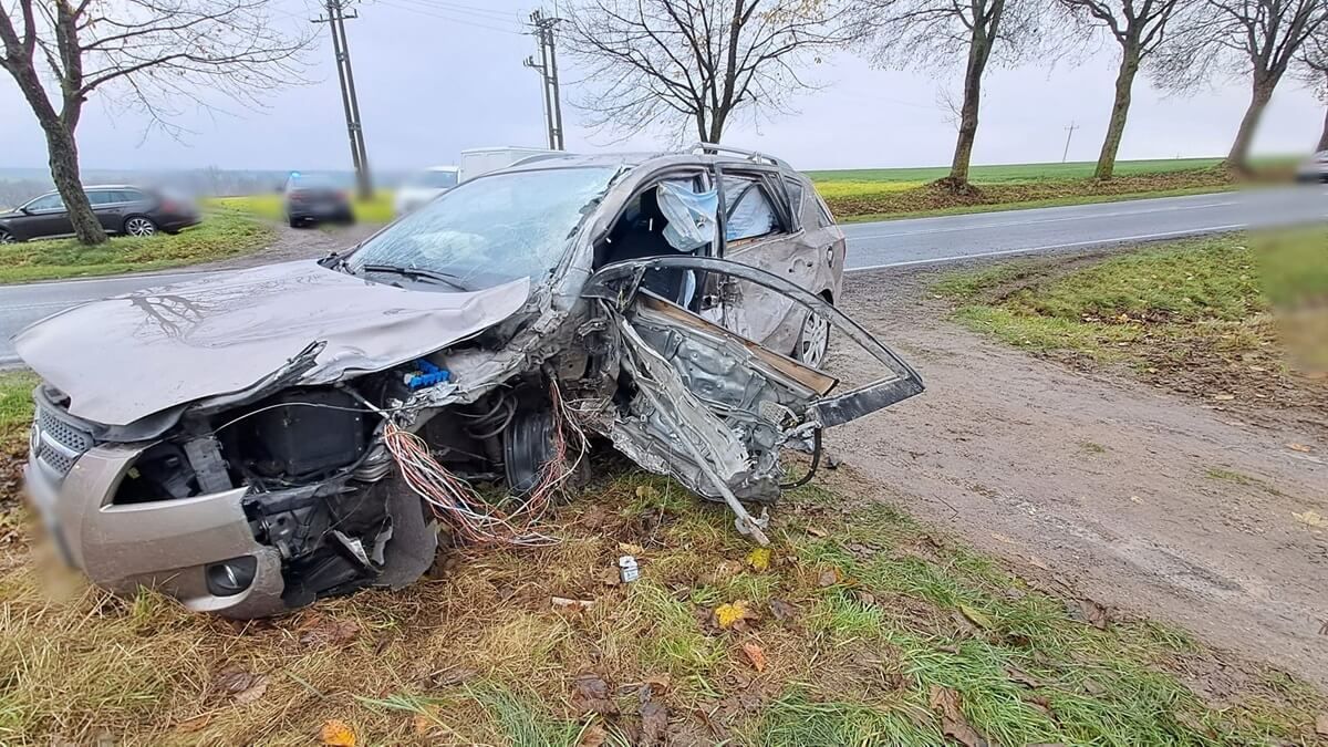 Kia zderzyła się z ciężarówką podczas wyprzedzania