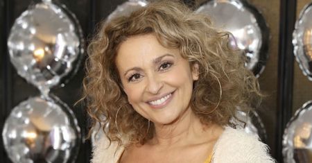 Nadia Sawalha tańczy w kostiumie przy basenie. Nagranie zamieściła w sieci