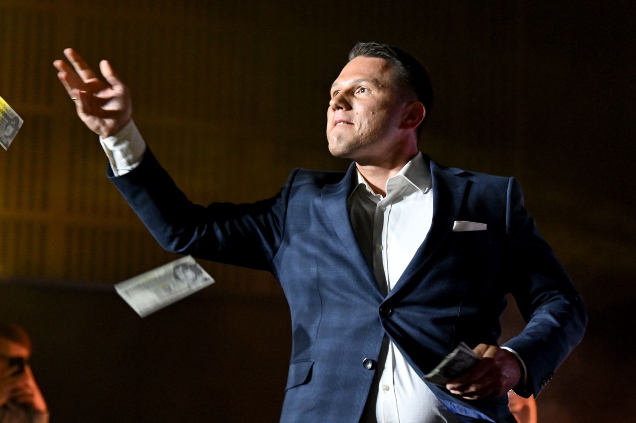 Mentzen wyśmiany. Rozrzucał zabawkowe banknoty