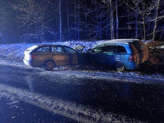 Czołowe zderzenie dwóch pojazdów. 7 osób trafiło do szpitala!