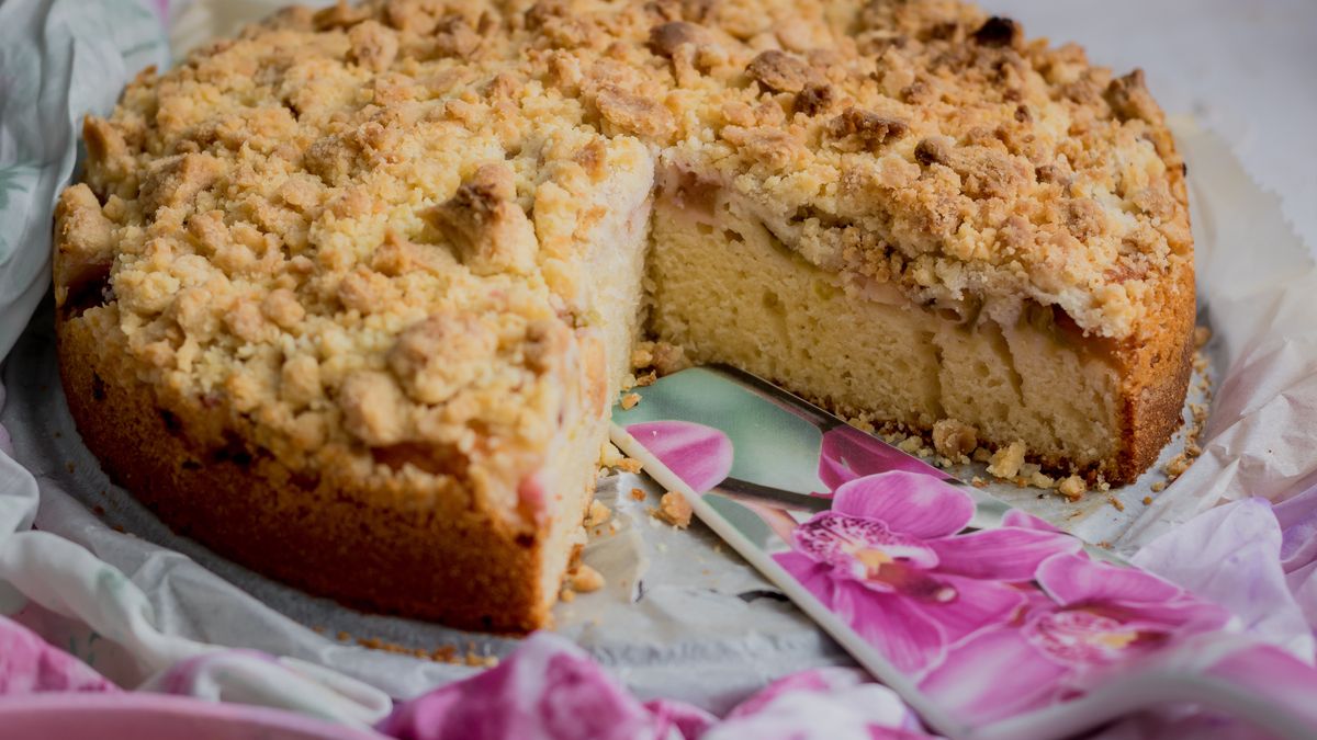 Ciasto z rabarbarem przywołuje wspomnienia z dzieciństwa.