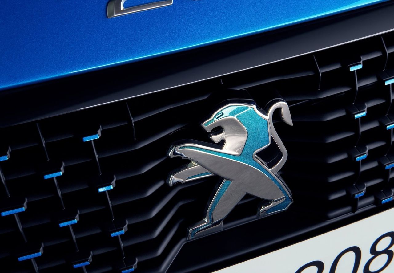 Peugeot już prezentuje auta elektryczne, a w hybrydach ma spore doświadczenie. Fiat jest w tej kwestii daleko z tyłu.