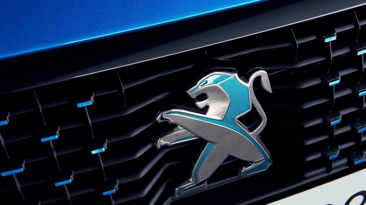 Peugeot już prezentuje auta elektryczne, a w hybrydach ma spore doświadczenie. Fiat jest w tej kwestii daleko z tyłu.