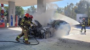 Luksusowe BMW stanęło w płomieniach. Groźny pożar na stacji paliw