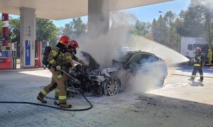 Luksusowe BMW stanęło w płomieniach. Groźny pożar na stacji paliw