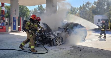 Luksusowe BMW stanęło w płomieniach. Groźny pożar na stacji paliw