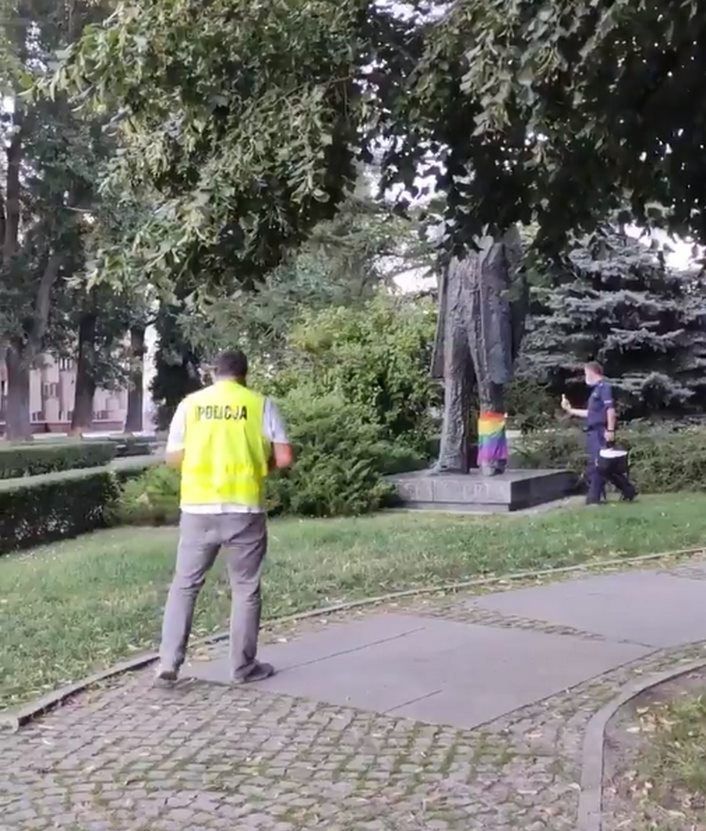 Warszawa. Pomnik Prusa na tęczowo. Dziewięciu policjantów badało sprawę