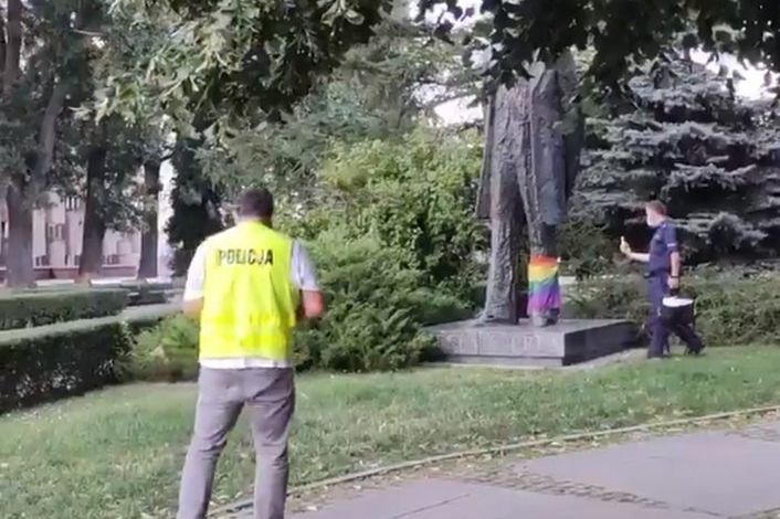 Warszawa. Pomnik Prusa na tęczowo. Dziewięciu policjantów badało sprawę