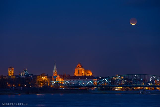 Zaćmienie Księżyca widoczne nad Toruniem w grudniu 2011 (F/5.6, 1/6s, iso 200).