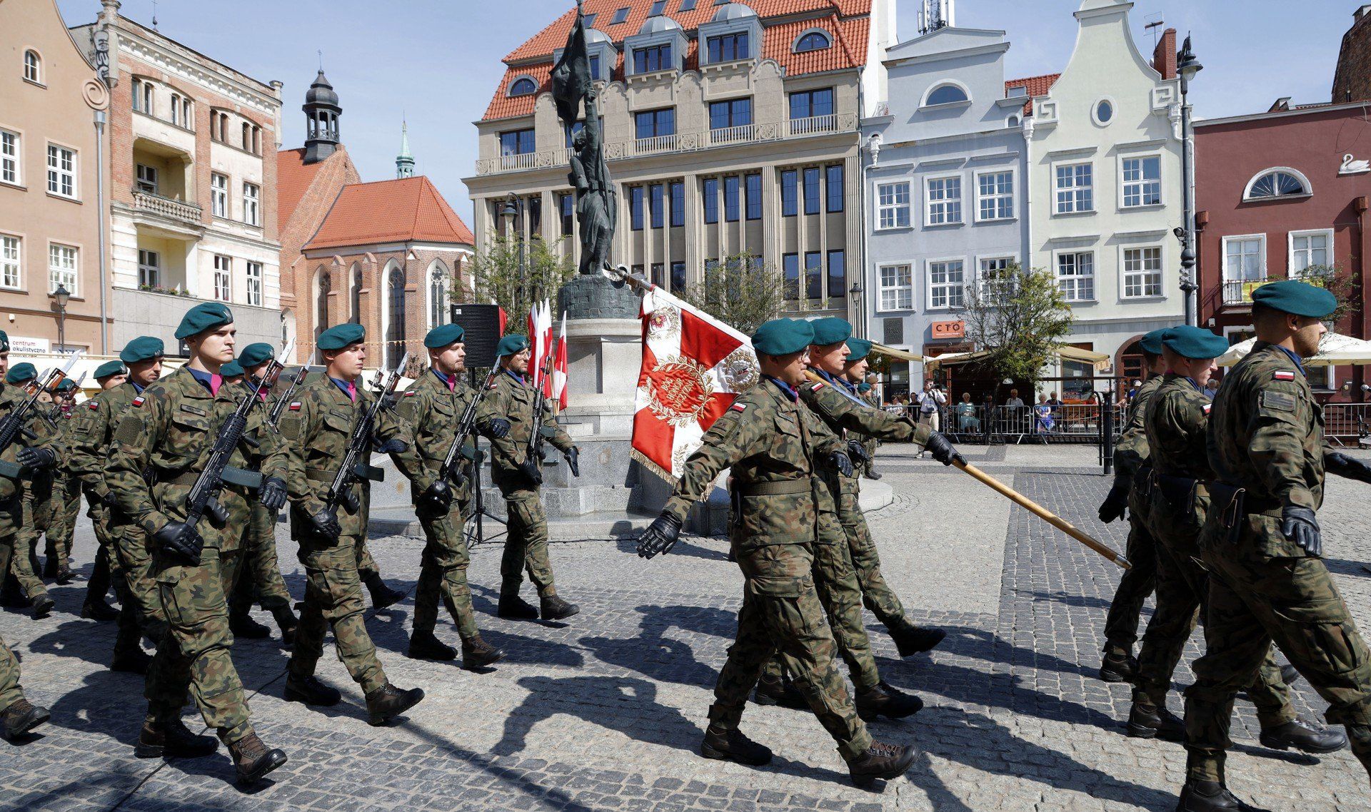 Uroczysty wojskowy apel na grudziądzkim rynku