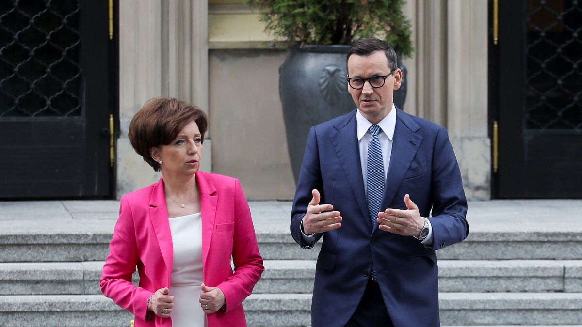 Mateusz Morawiecki, Marlena Mal�g
Warszawa, 16.05.2023. Premier Mateusz Morawiecki (P) i minister rodziny i polityki spo�ecznej Marlena Mal�g (L) w drodze na konferencj� prasow� po posiedzeniu rz�du, 16 bm. w KPRM w Warszawie. Rz�d przyj�� projekt ustawy wprowadzaj�cej 14. emerytur� na sta�e. (mr) PAP/Pawe� Supernak
Pawe� Supernak
14 emerytura, briefing, dla medi�w, Kancelaria Prezesa Rady Ministr�w, konferencja, po posiedzeniu rz�du, po rz�dzie, polityk, polityka, prasowa, prasowy, prezes Rady Ministr�w, szef rz�du