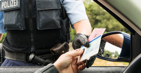 Para wracała z Włoch. Policjanci nie mogli uwierzyć, co miała w skarpetkach