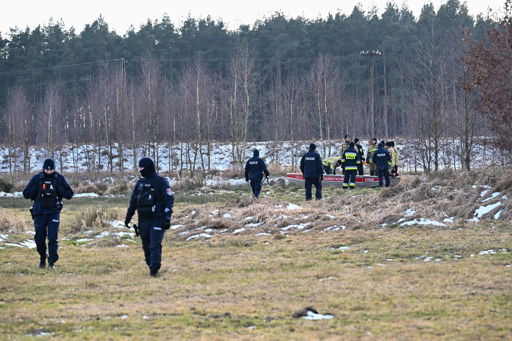 Będźmierowice, 20.02.2025. Działania policji w miejscu upadku niezydentyfikowanego obiektu do zbiornika wodnego na terenie gospodarstwa rolnego w Będźmierowicach (gm. Czersk), 20 bm. Jednym z rozważanych scenariuszy jest to, że chodzi o część rakiety firmy SpaceX. POLSA potwierdziła, że w nocy z wtorku na środę nad terytorium naszego kraju doszło do niekontrolowanego wejścia w atmosferę członu rakiety nośnej Falcon 9 R/B. Część statku ważyła około 4 tony. Rakieta została wystrzelona 1 lutego z bazy lotniczej Vandenberg w Kalifornii, w ramach misji Space X Starlink Group 11-4. (pk/amb) PAP Piotr Kowala ***Do tego materiału zdjęciowego dostępna jest również depesza w systemie CSI, pt.: Pomorskie/ Kolejny niezidentyfikowany obiekt spadł na teren Polski, w okolicy Czerska (aktl.)***