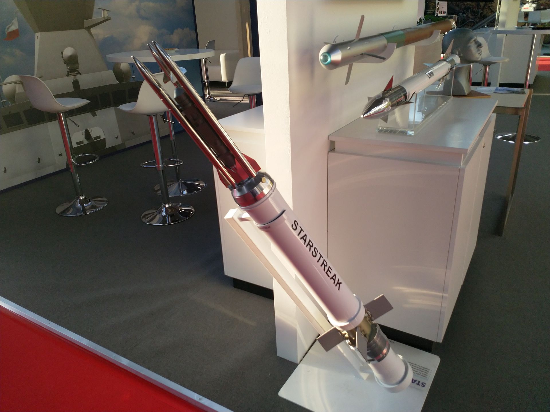 Prezentowane przez Thales Air Defence podczas targów MSPO pociski Starstreak z widocznymi kinetycznymi wolframowymi penetratorami oraz po prawej mający uniwersalną głowicę odłamkowo-kumulacyjną Martlet (LMM).