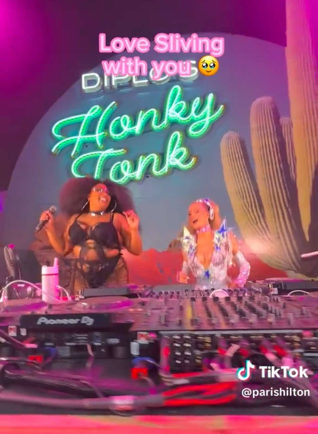 Paris Hilton imprezuje z Lizzo i Sydney Sweeney