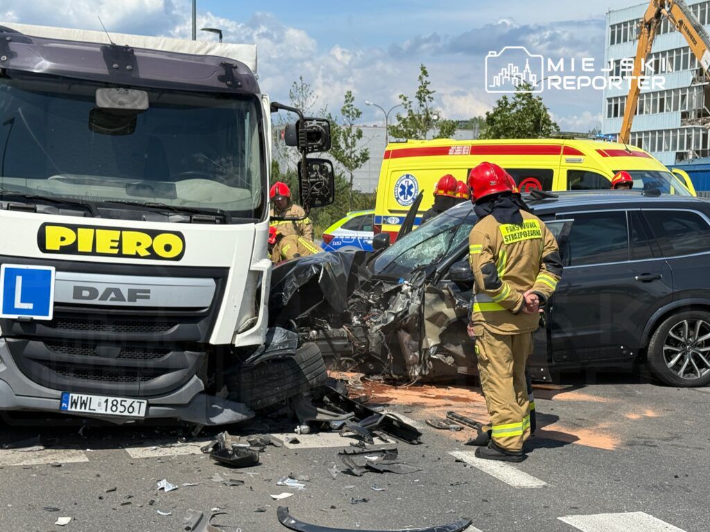 Wypadek drogowy z udziałem ciężarówki i osobowego samochodu, na miejscu interweniują strażacy.