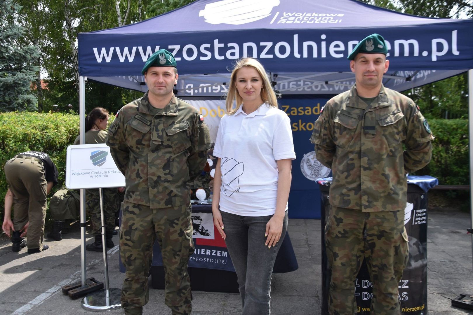Piknik w Aleksandrowie Kujawskim promujący służbę w policji, a także  straży i wojsku 