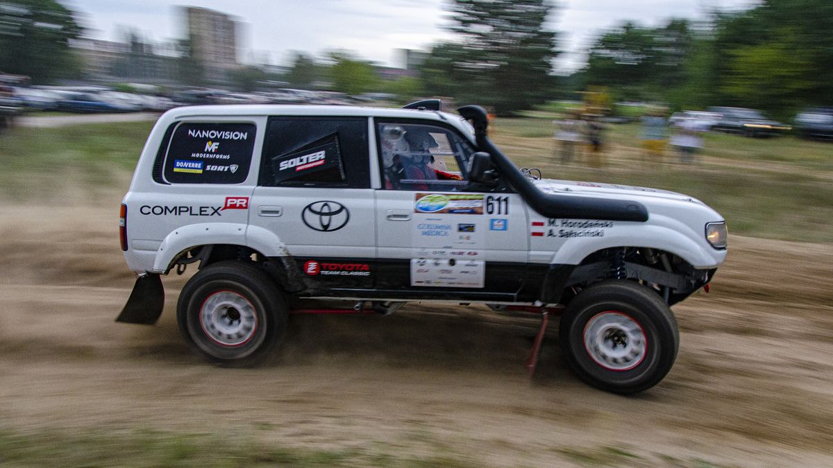 Michał Horodeński i Arkadiusz Sałaciński w Toyocie Land Cruiser HDJ80 podczas Baja Poland