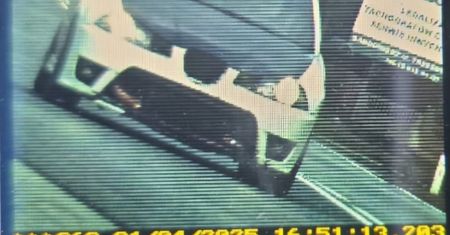 Seat jak ze złomowiska. Kierowca pędził  prawie 130 na godzinę