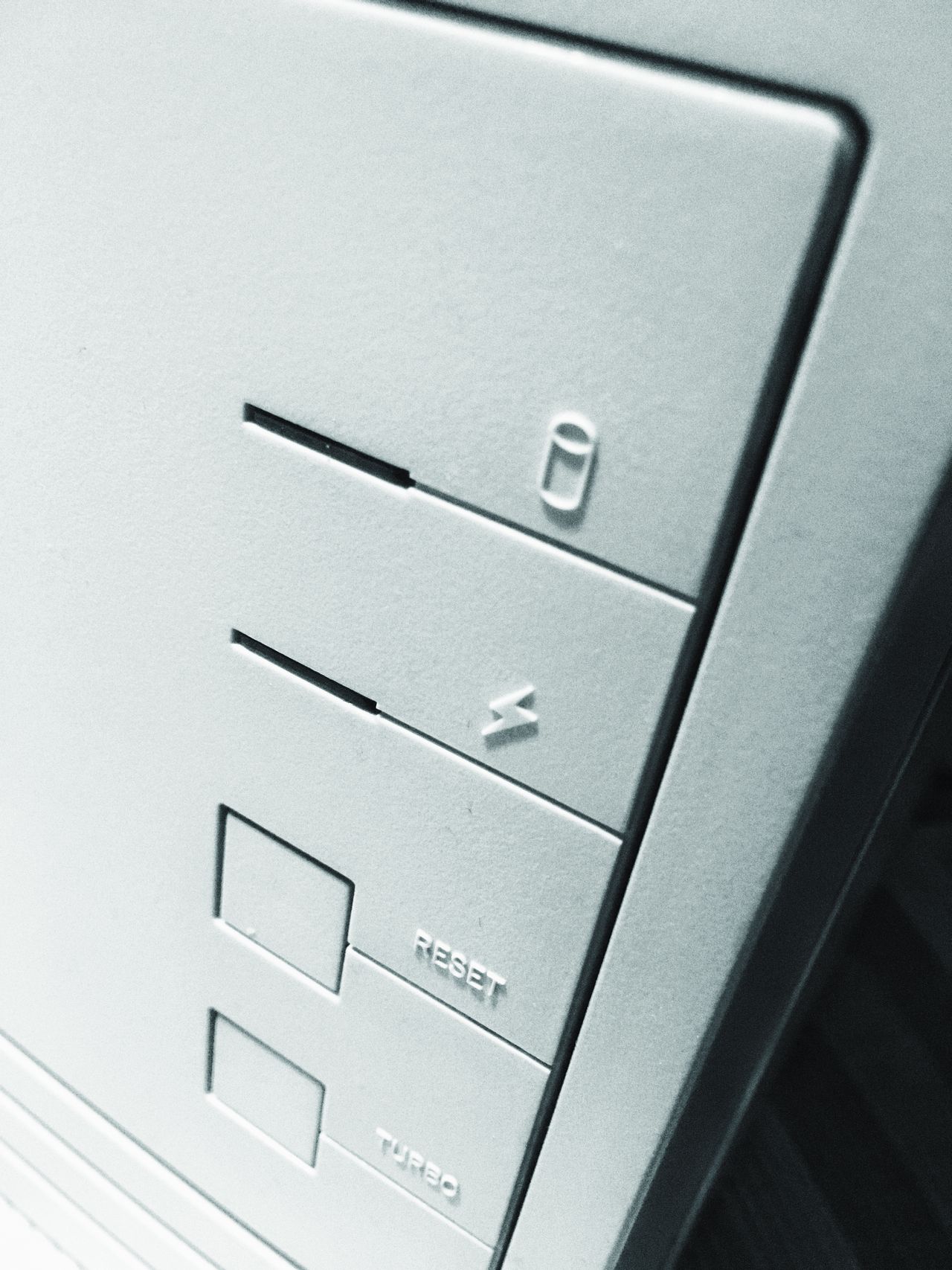 Przycisk 'Turbo' służył do spowolnienia komputera, aby rozwiązać problemy ze starymi programami, zależnymi od prędkości zegara. Na nowszym sprzęcie dostawały "turbodoładowania".