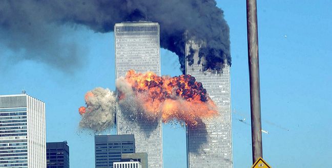 11 września 2001 roku. Płonące wieże WTC za chwilę runą 