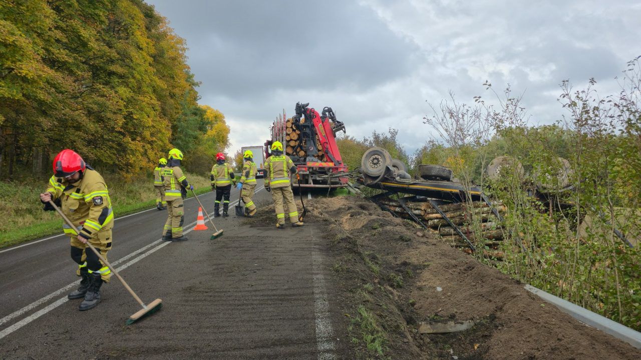 Gardno: Wypadek na DW151. Przewrócona przyczepa z drewnem