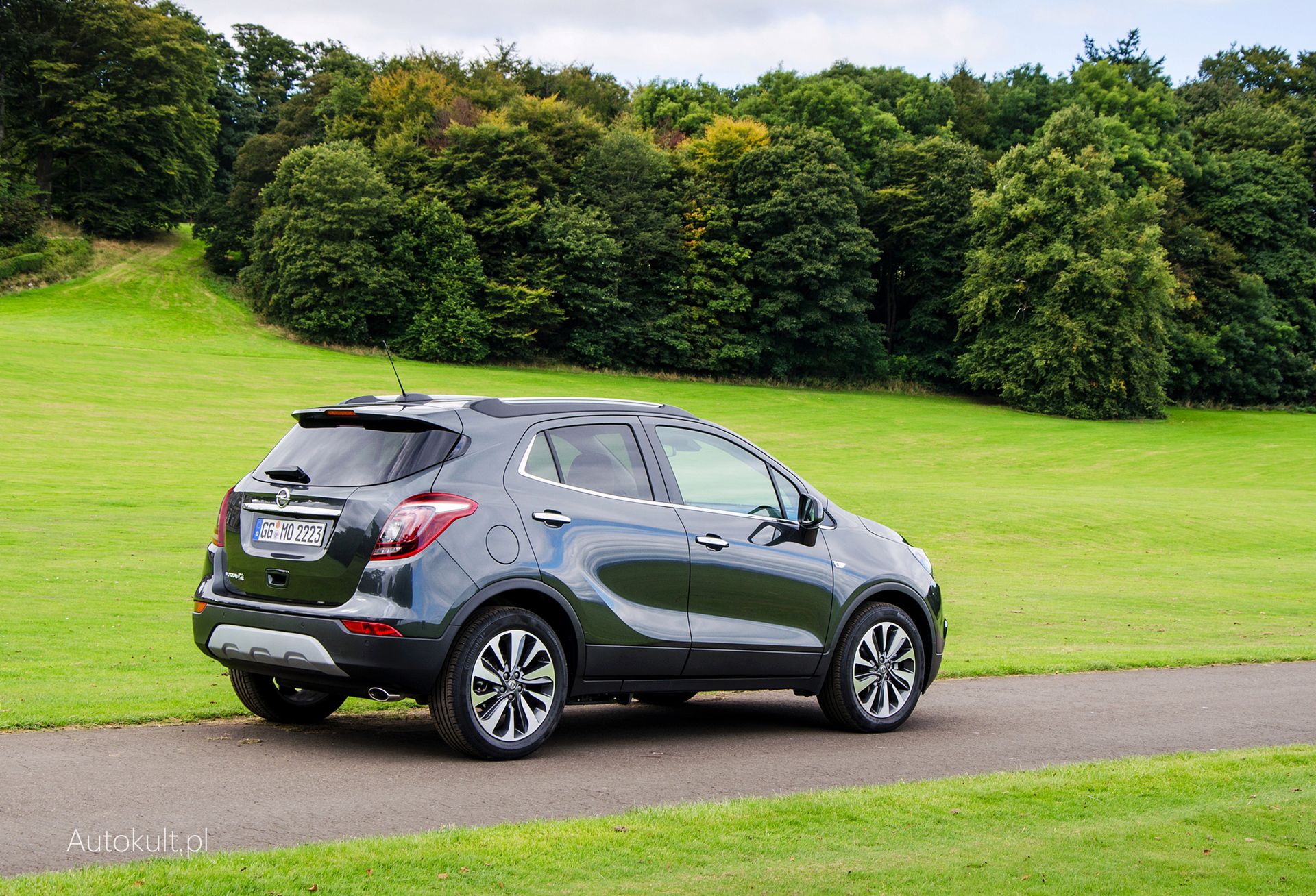 Opel Mokka X pośród szkockich trawników przypominających pluszowy dywan.