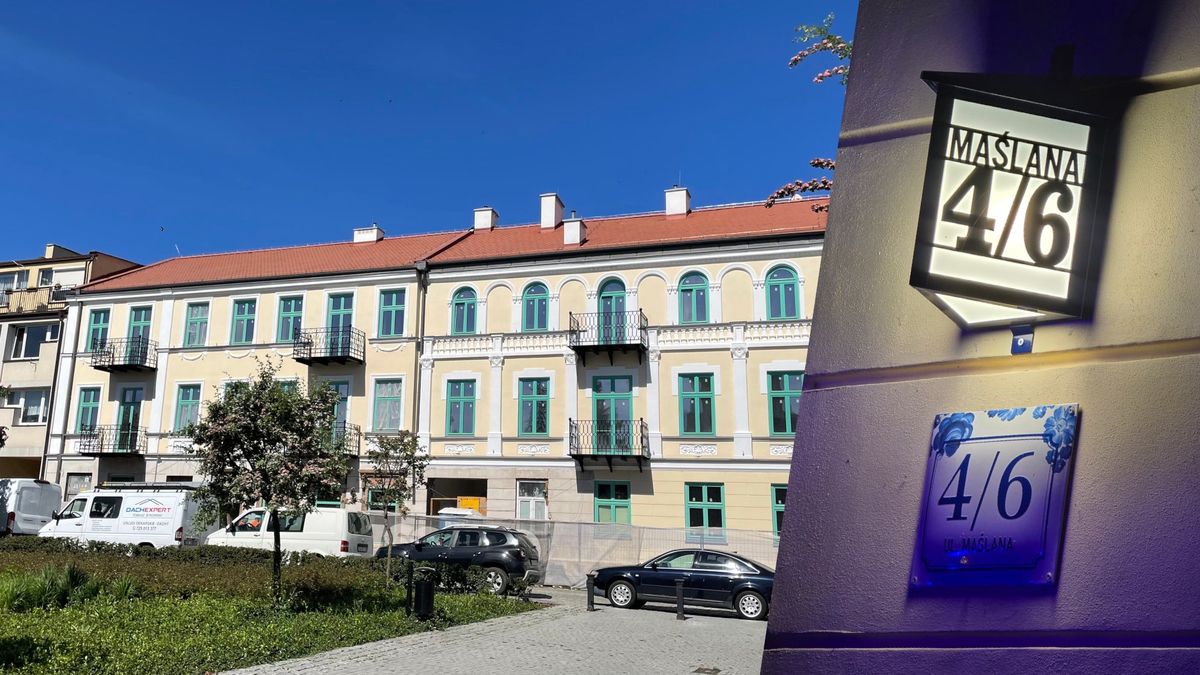 Kobaltowe latarenki na kamienicach Włocławka