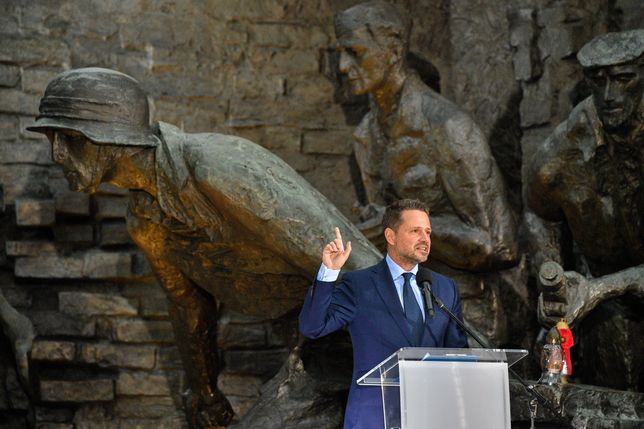 Warszawa, 31.07.2023. Prezydent stolicy Rafał Trzaskowski przemawia podczas Apelu Pamięci przed pomnikiem Powstania Warszawskiego na pl. Krasińskich w Warszawie, w przeddzień 79. rocznicy wybuchu powstania warszawskiego, 31 bm. (mr) PAP/Radek Pietruszka