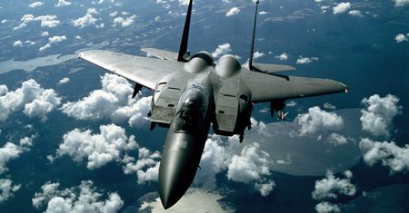 Myśliwiec F/A-18E zsunął się z lotniskowca do Morza Czerwonego