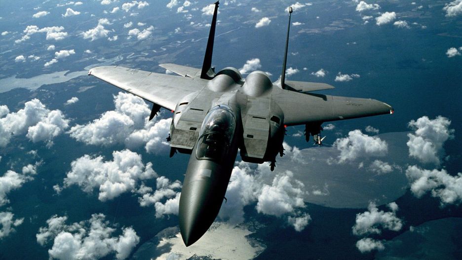 Myśliwiec F/A-18E zsunął się z lotniskowca stacjonującego