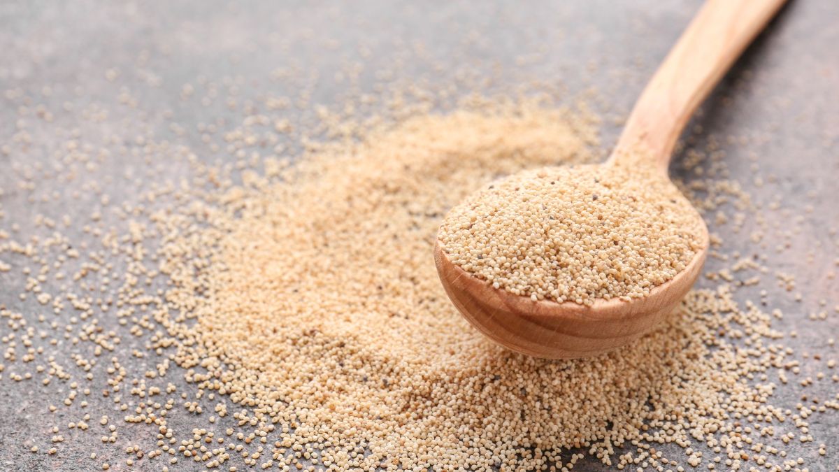 Drewniana łyżka z ziarnami białego maku