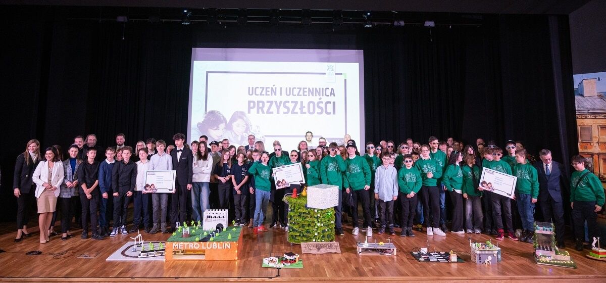uczniowie drugiej edycji projektu „Uczeń i Uczennica przyszłości”