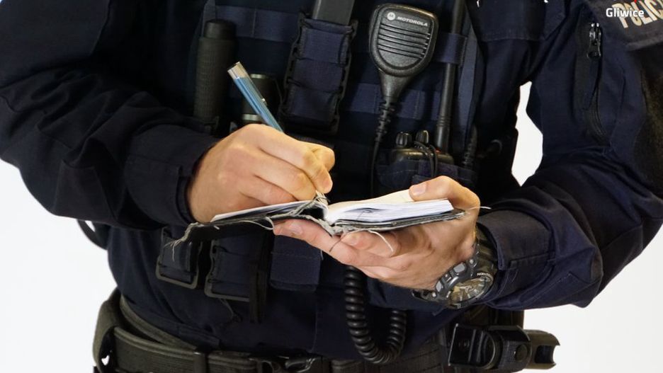 Śląskie. Policjanci zatrzymali i obezwładnili sprawcę kradzieży w Knurowie, który został doprowadzony do komisariatu.