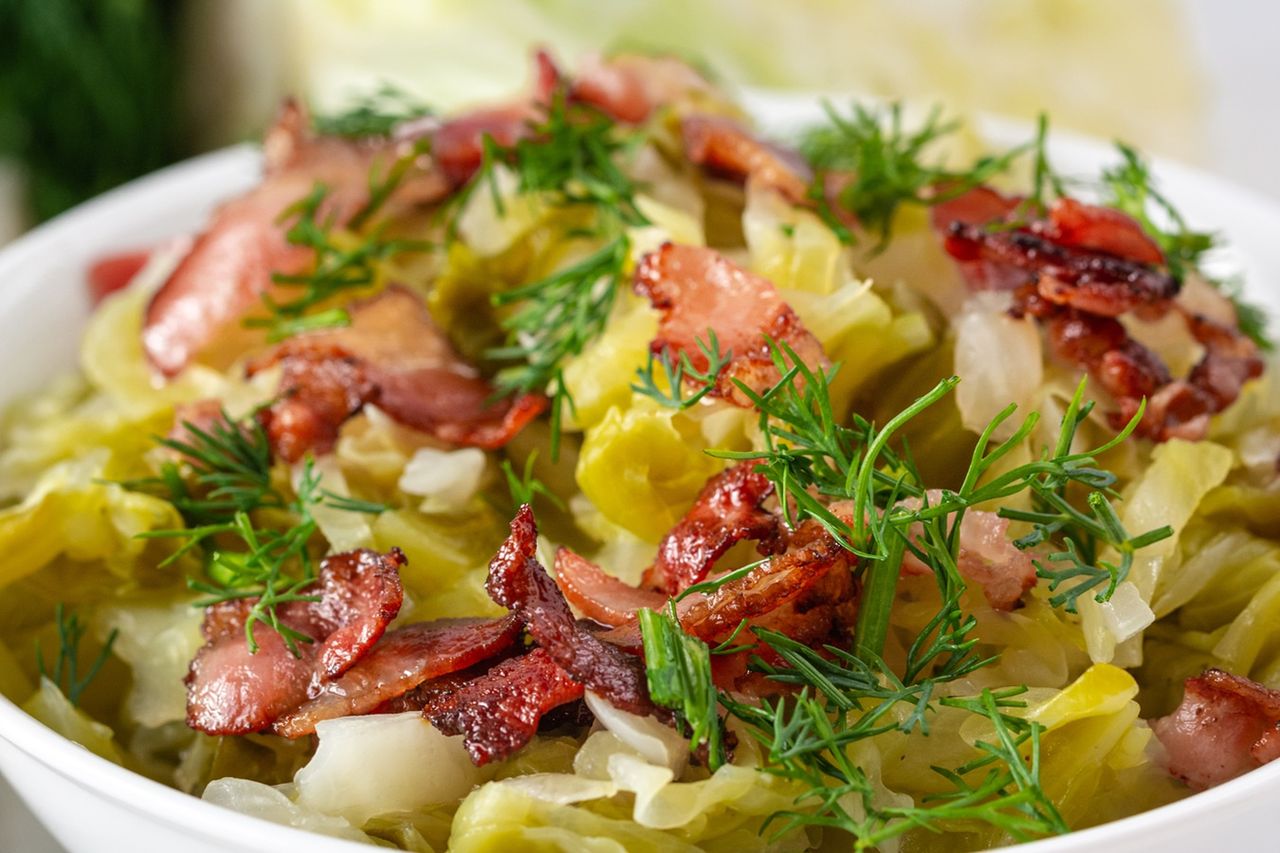 Zasmażana młoda kapusta z boczkiem