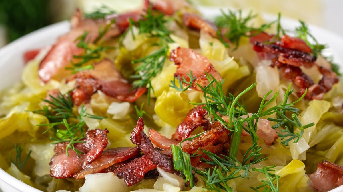 Zasmażana młoda kapusta z boczkiem