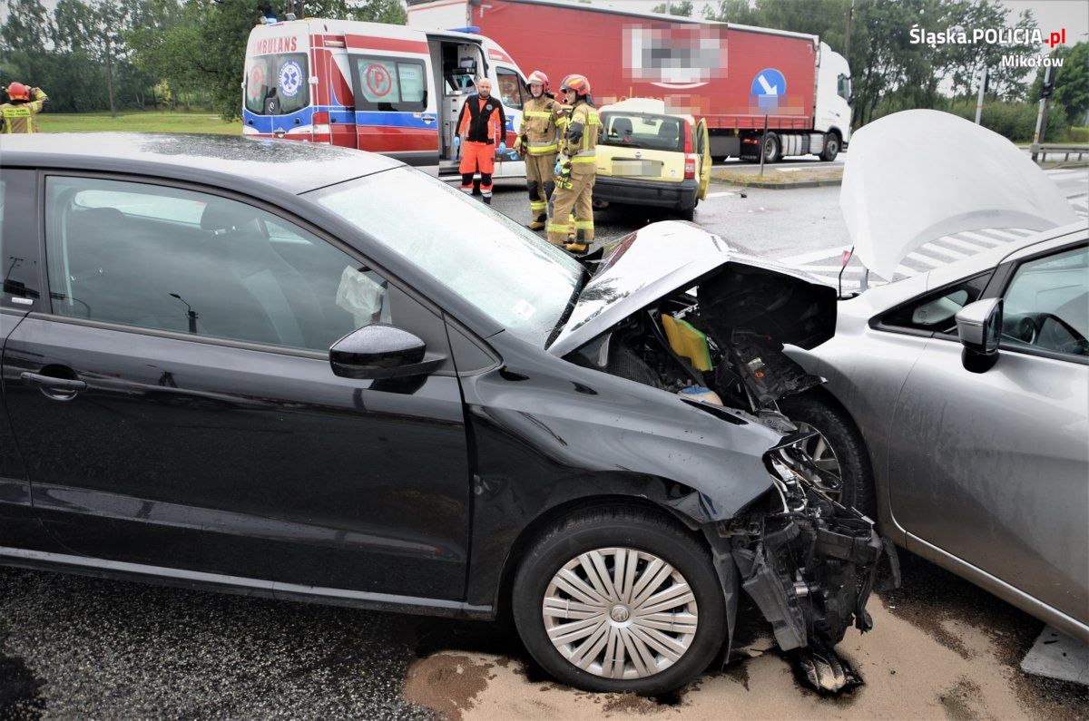 Mikołów. cztery osoby trafiły do szpitala po zderzeniu trzech samochodów. 