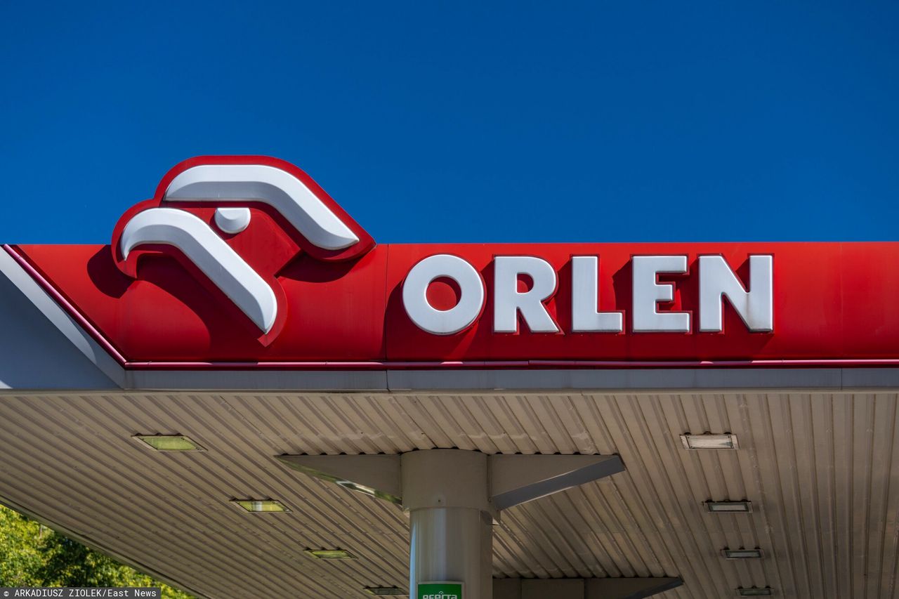 Płock. Ochroniarz zaatakowany przed PKN Orlen. Nożownik miał broń i granaty