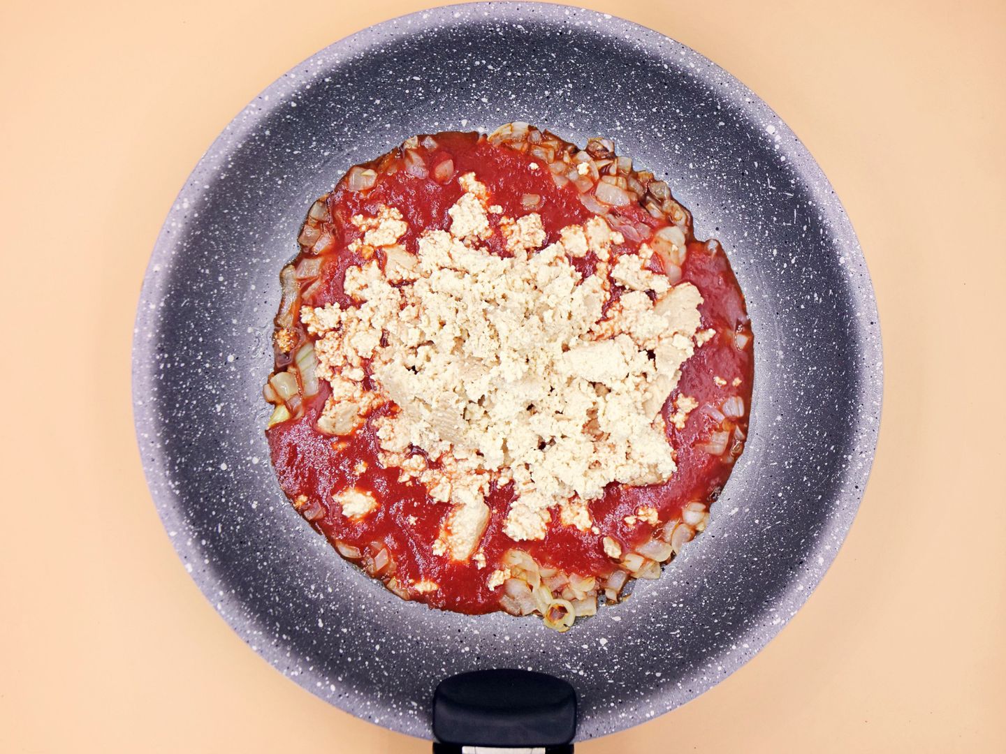 Makaron z tofu w sosie pomidorowym przepis