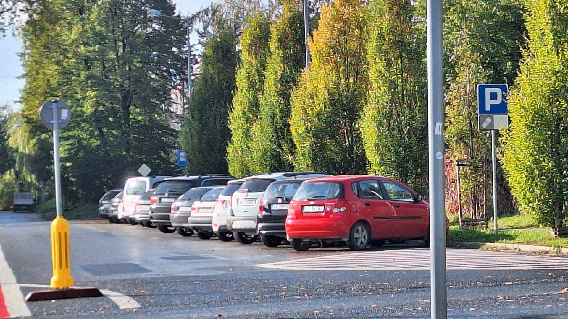 Na ulicy Cegielnianej zmieniono układ parkowania. Teraz pojazdy ustawia się tutaj skośnie