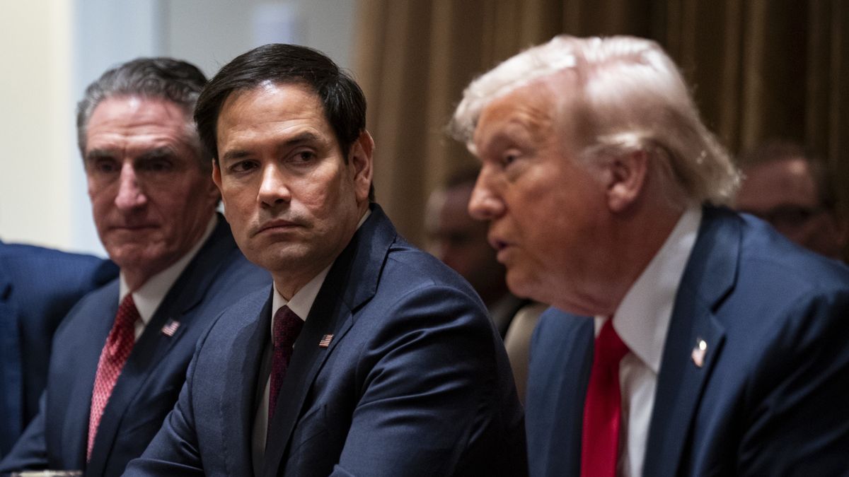 Sekretarz stanu USA Marco Rubio (Ś) i prezydent Donald Trump (P)