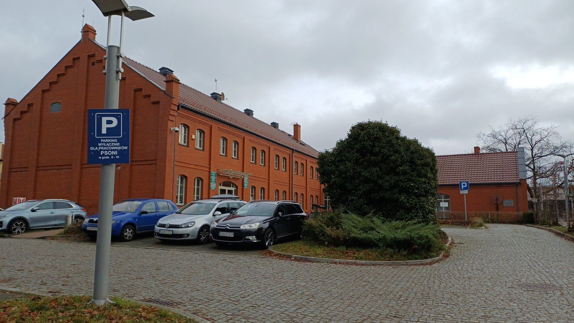 Remont zabytkowej wozowni, który odbył się 15 lat temu, zamienił zniszczone budynki w nowoczesny ośrodek rehabilitacyjno-edukacyjny