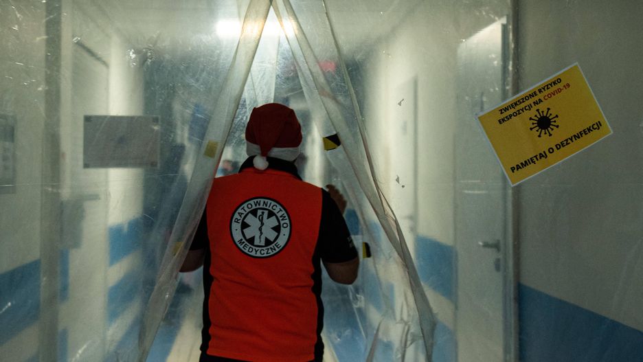 Poland's health care system continues to struggle with COVID-19BOCHNIA, POLAND - DECEMBER 07 : A paramedic walks inside the Emergency Ward converted to a COVID -19 dirty zone at the Bochnia Hospital on December 07, 2021 in Bochnia, Poland. The Central Eastern European country has been struggling with the vaccination rate as many continue sceptical to have a jab. Currently 54.1% of the population is fully vaccinated against COVID-19. According to the director of Bochina hospital 95 % of the patients infected with COVID-19 are unvaccinated. Today, the Ministry of Health announced 19,366 new infections and a death rate above 500. Omar Marques / Anadolu Agency/ABACAPRESS.COM 
Dostawca: PAP/AbacaAA/ABACACorona virus, Coronavirus, Coronavirus 2019-nCoV, Coronavirus Covid-19, Covid 19, Covid-19, Epidemic, Epidemics, Epidemy, Illness / Disability, Pandemic, Virus, covid, epidemia, koronawirus, pandemia, sars-cov-2, szpital, covidowy, odzia� ratunkowy