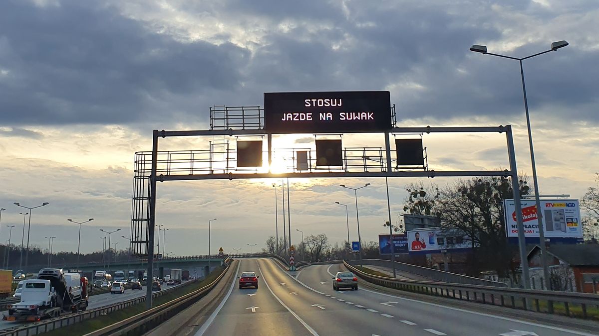 Tablice nad drogami, gdzie występują sytuacje zmuszające do jazdy na suwak, regularnie przypominają o tym kierowcom.