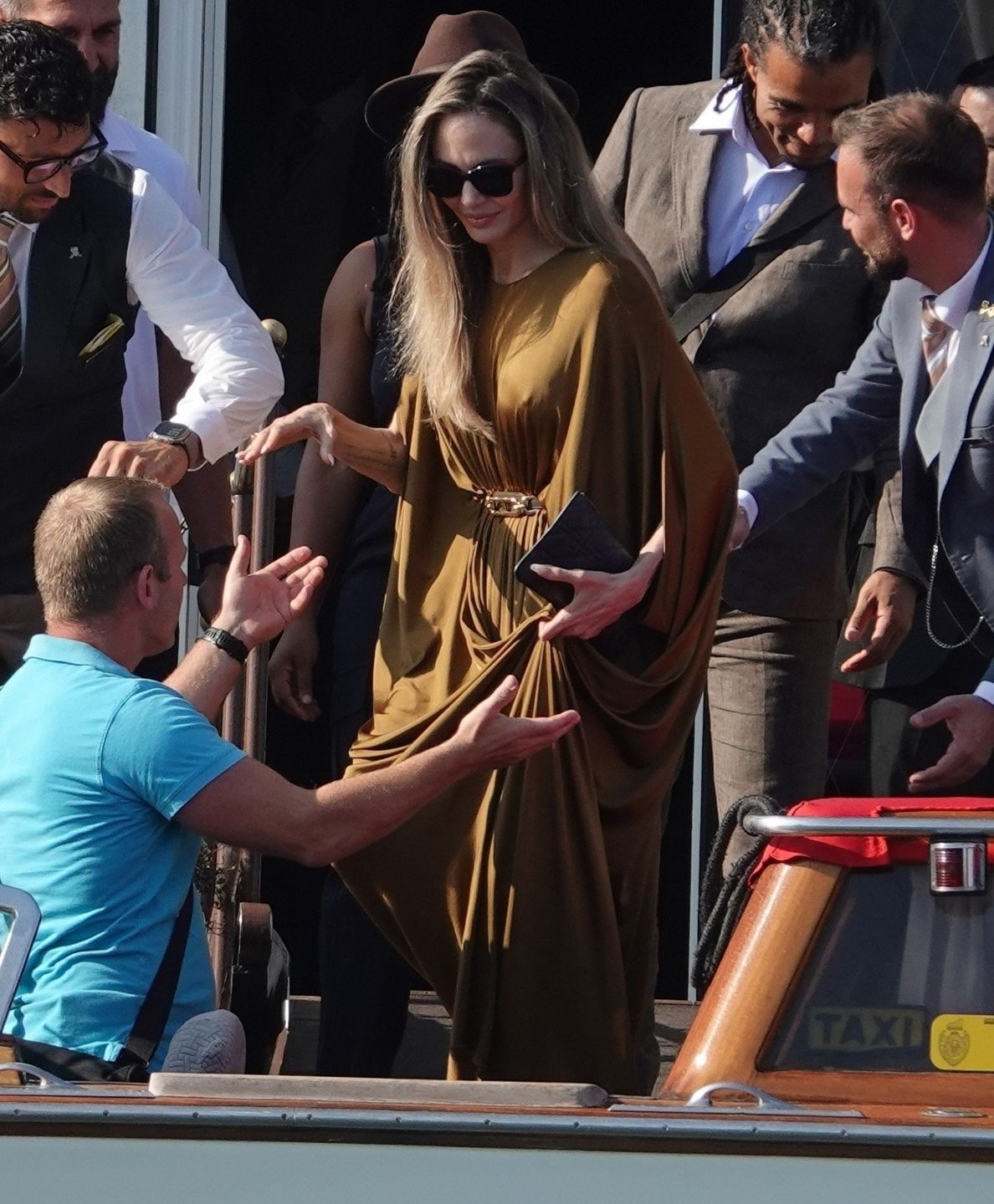 Angelina Jolie opuszcza hotel w towarzystwie znanego rapera