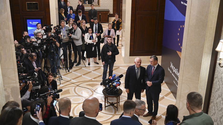 A handout picture made available by the Ukraine Ministry of Foreign Affairs shows Ukrainian Foreign Minister Dmytro Kuleba (R) and EU High Representative for Foreign Affairs and Security Policy Josep Borrell (2-R) during their meeting prior to the informal EU-Ukraine Foreign Ministers Meeting in Kyiv, Ukraine, 02 October 2023. Borrell announced he was 'convening the EU Foreign Ministers in Kyiv, for the first ever meeting of all 27 Member States outside the EU'. EPA/UKRAINE FOREIGN MINISTRY HANDOUT HANDOUT EDITORIAL USE ONLY/NO SALES Dostawca: PAP/EPA.