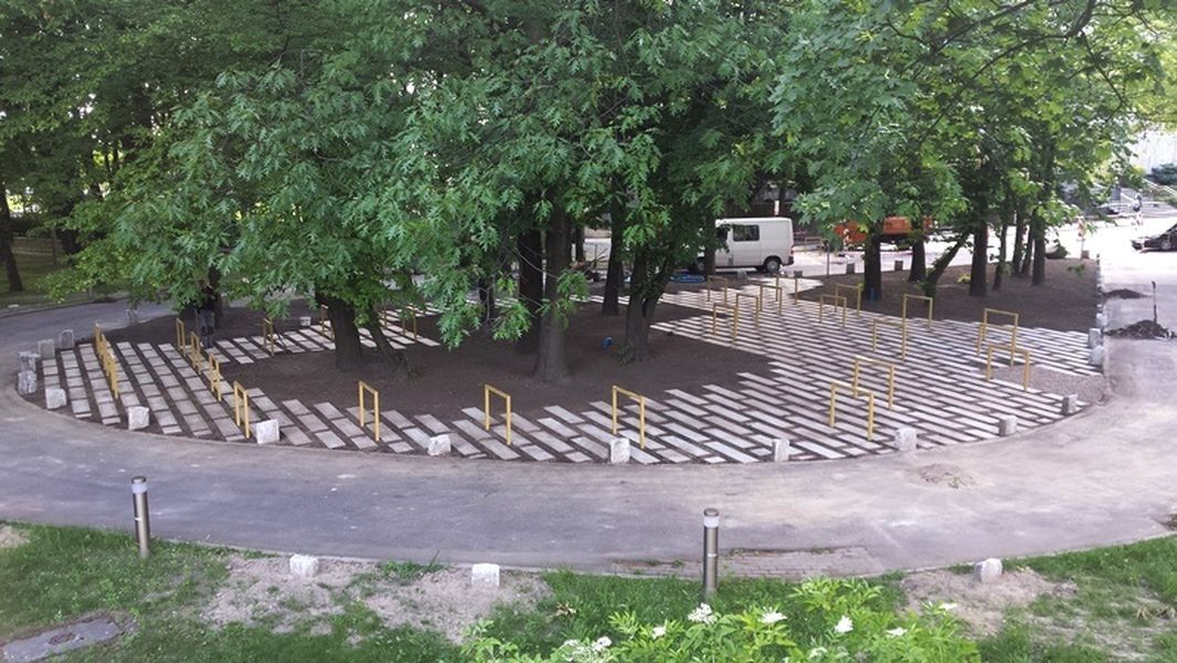 Zlikwidowano nielegalny parking dla samochodów, otwarto "rowerową wyspę". Kierowcy oburzeni