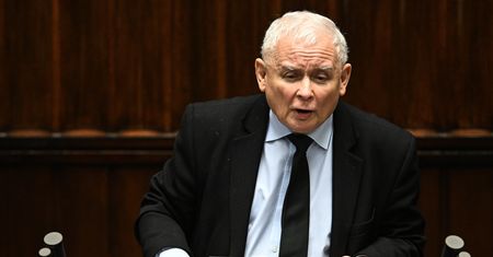 "Komedia i teatr". Kaczyński pojawił się na mównicy