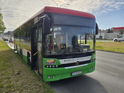fot. lublin112.pl.  Z impetem wbił się w autobus